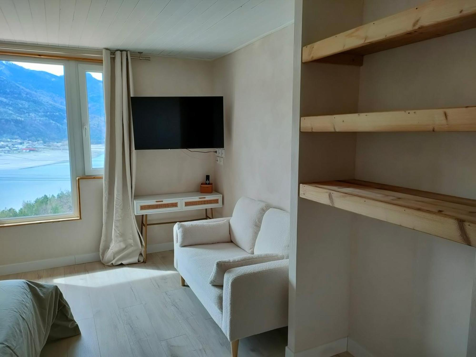 Le Cosy Du Plongeoir - T2 Neuf Avec Vue Sur Le Lac De Serre Poncon Et Grande Terrasse Avec Jardin 사뱅 객실 사진