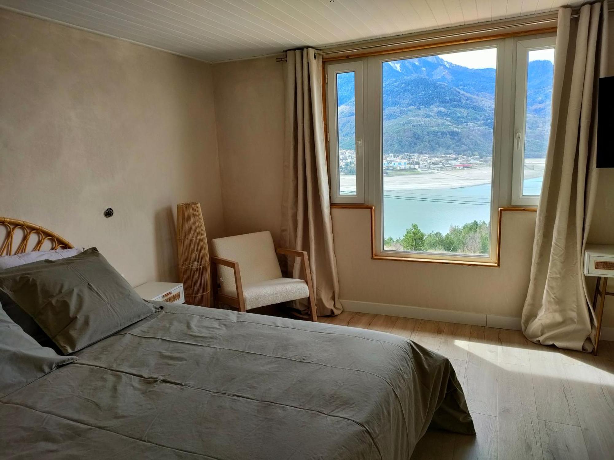 Le Cosy Du Plongeoir - T2 Neuf Avec Vue Sur Le Lac De Serre Poncon Et Grande Terrasse Avec Jardin 사뱅 객실 사진