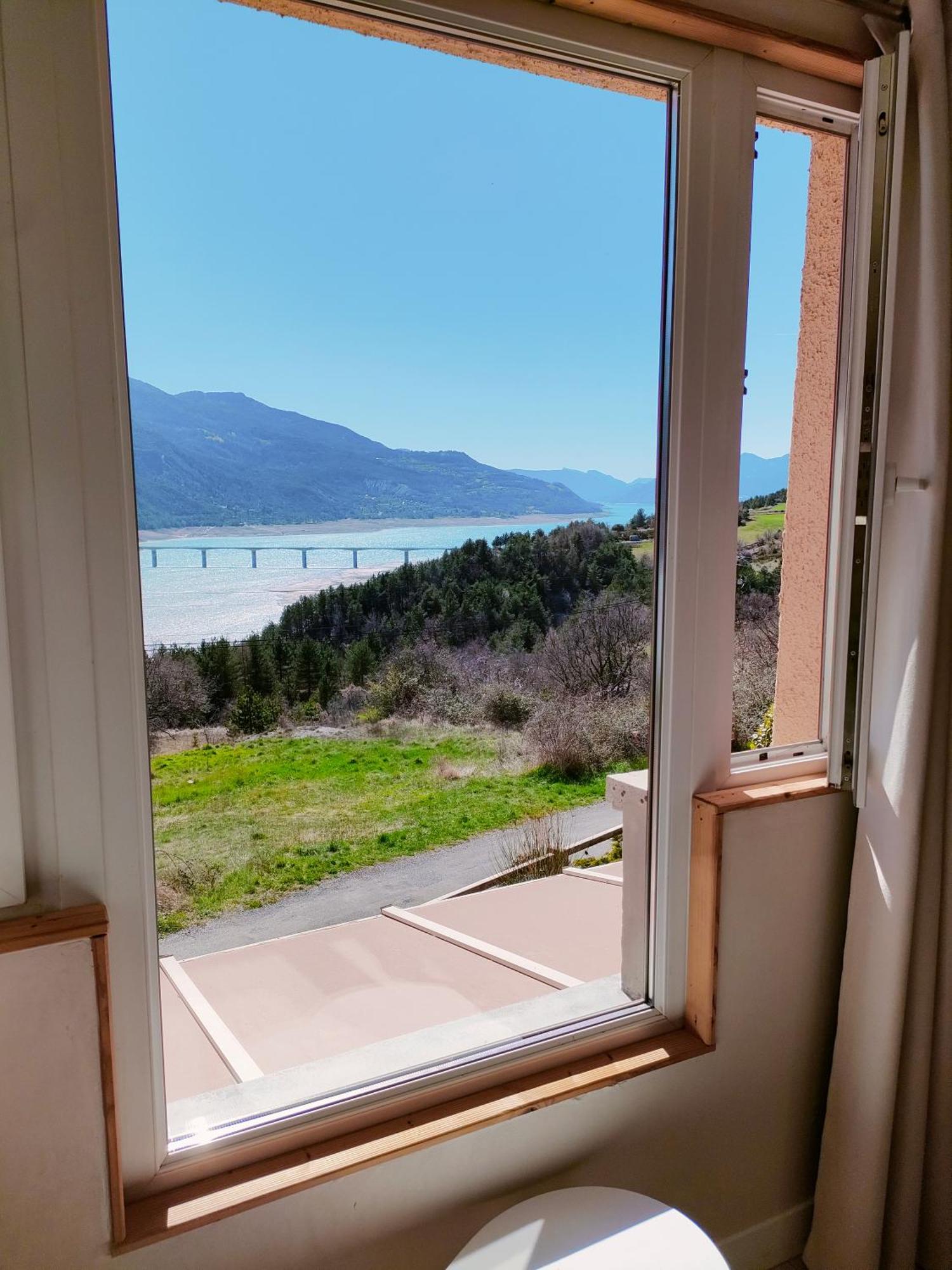 Le Cosy Du Plongeoir - T2 Neuf Avec Vue Sur Le Lac De Serre Poncon Et Grande Terrasse Avec Jardin 사뱅 외부 사진